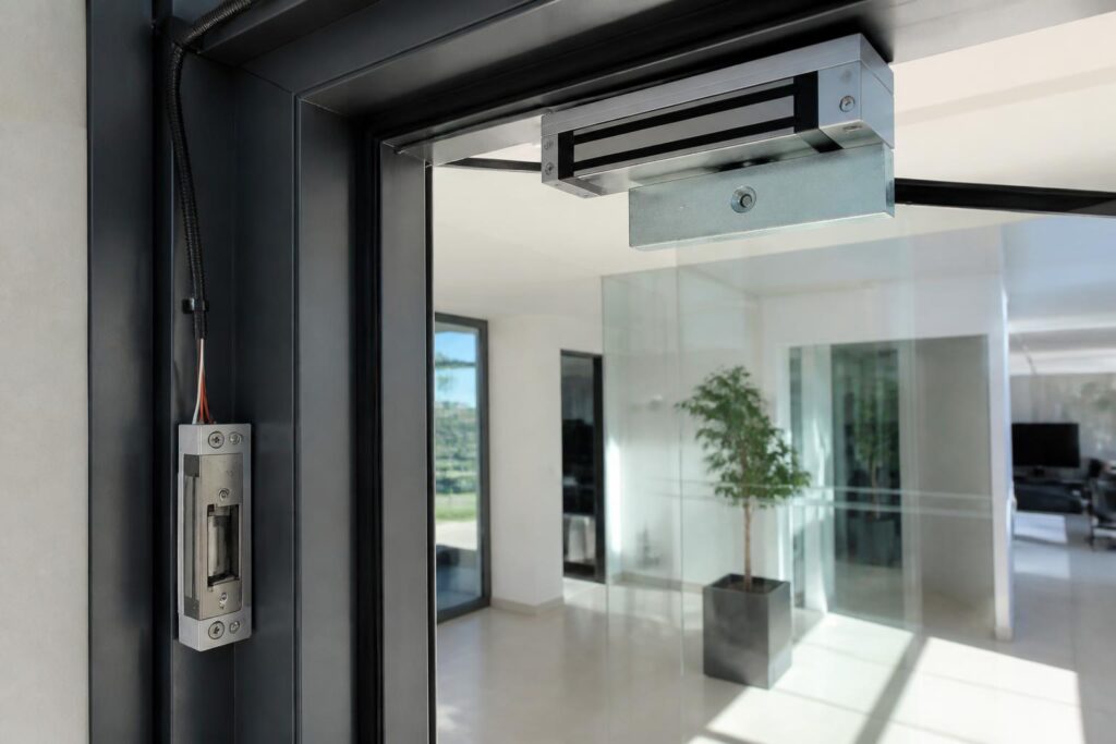Gâche électrique et ventouse magnétique : à quoi ça sert